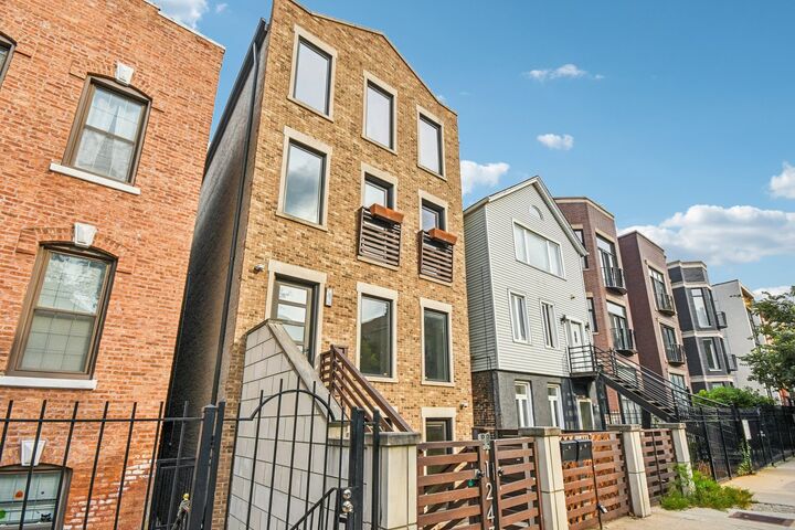 Property Photo:  1243 N Cleaver Street 1  IL 60642 