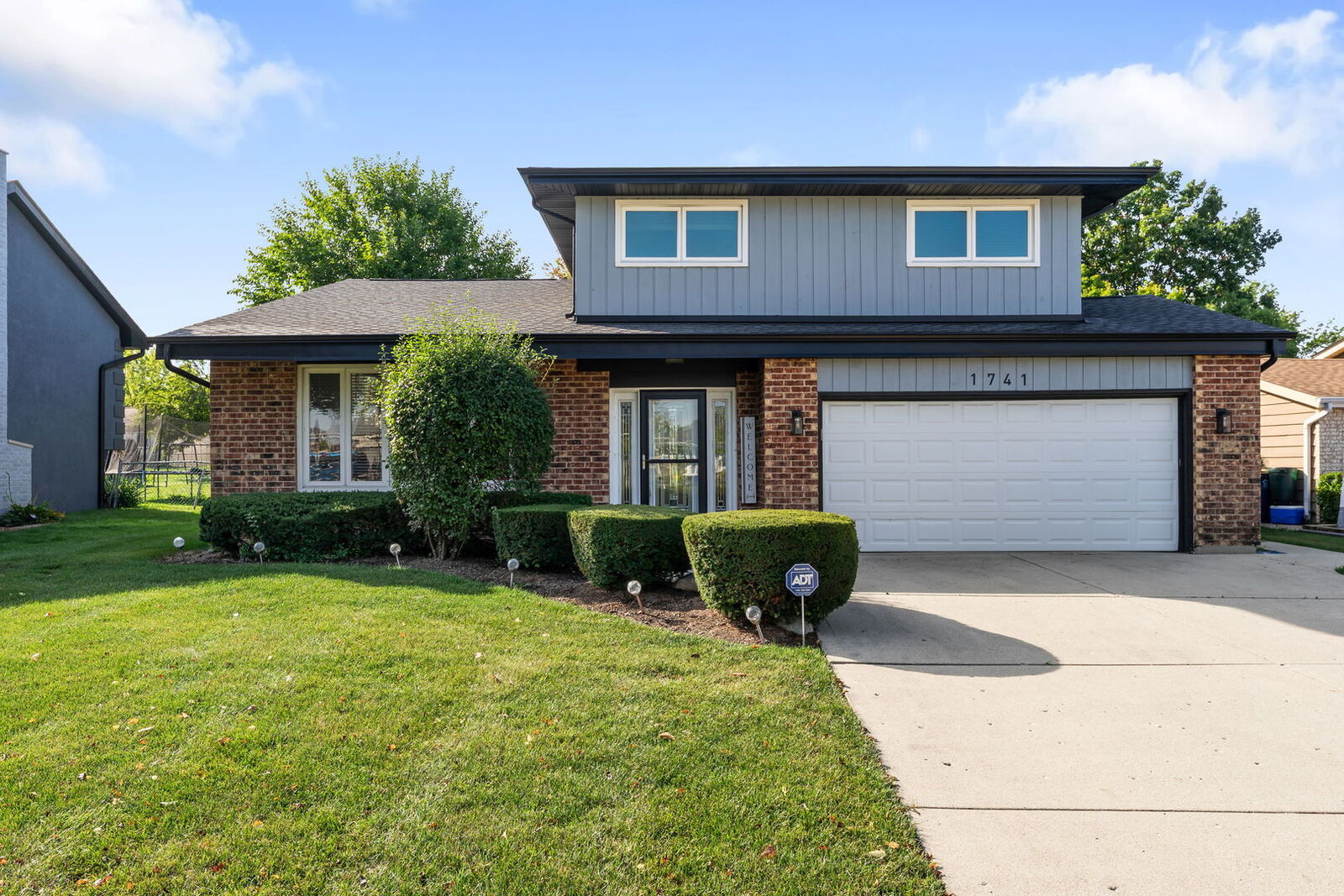 Property Photo:  1741 W Goldengate Drive  IL 60101 
