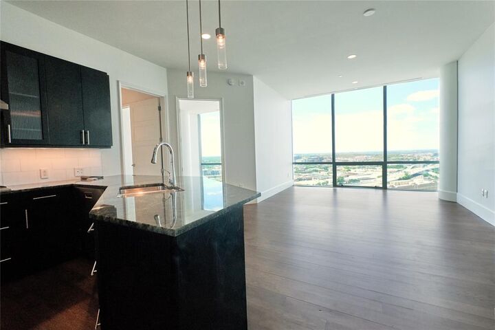 Property Photo: 1301 Throckmorton Street 2106 TX 76102