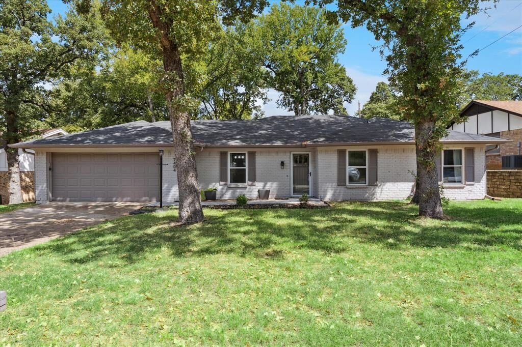 Property Photo: 7404 Forrest Lane TX 76182