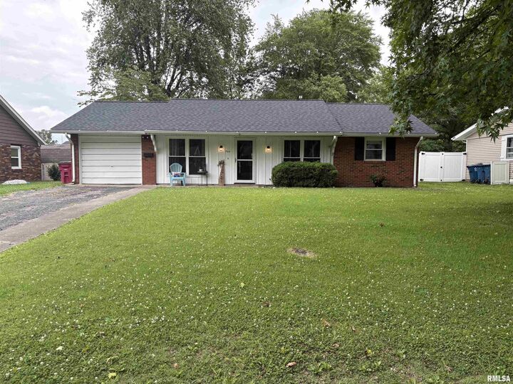 706 E Terrace Drive  Duquoin IL 62832 photo