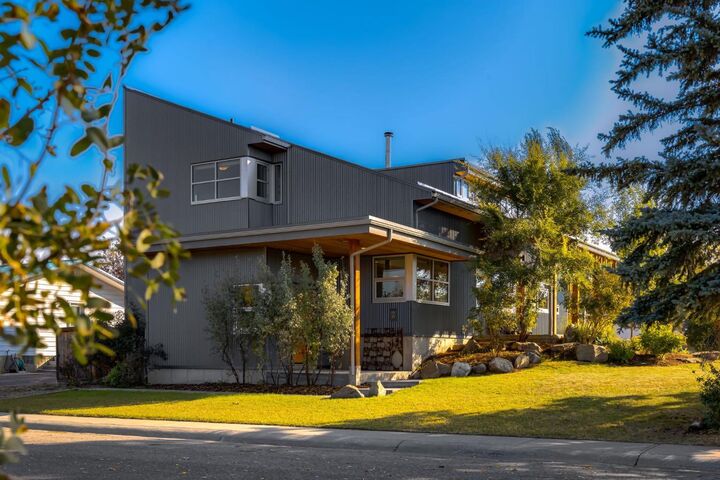 Property Photo:  2 Deibert Close SW  AB T1V 1C2 