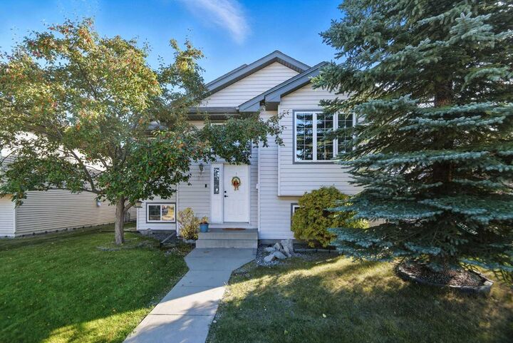 122 Dubois Crescent  Red Deer AB T4R 3H9 photo