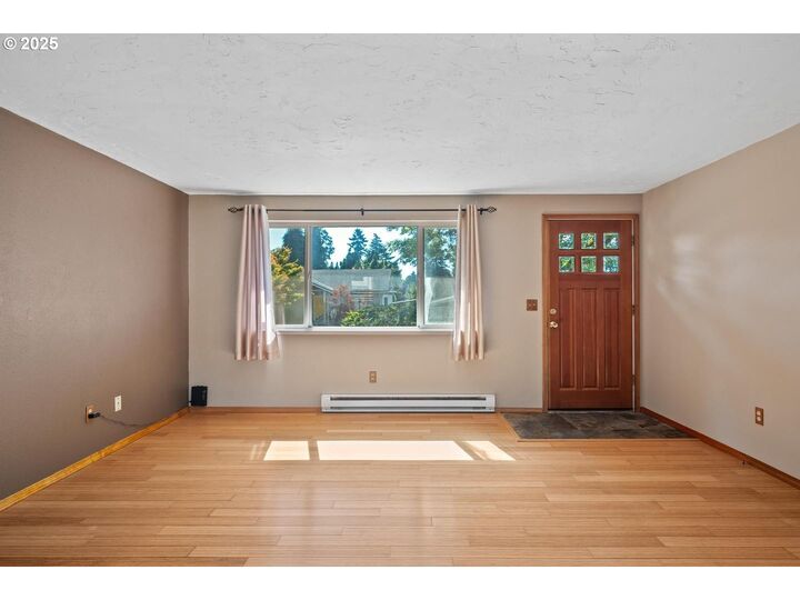 Property Photo:  2821 SE Roswell St  OR 97222 
