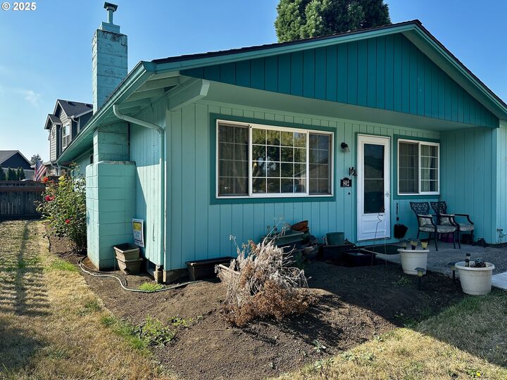 Property Photo:  802 54th Pl  OR 97478 