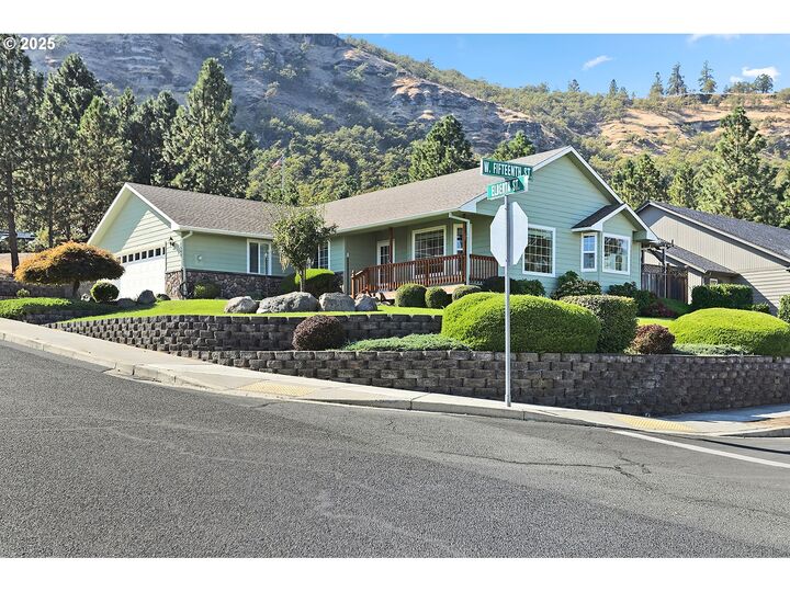 Property Photo:  1549 Elberta St  OR 97058 