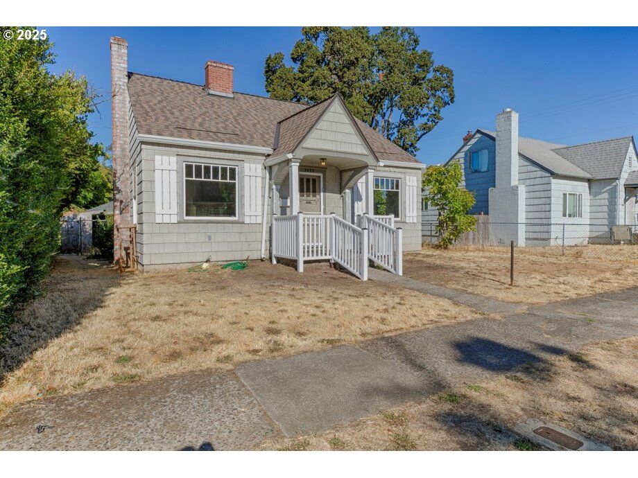 Property Photo: 1235 15th St SE OR 97302