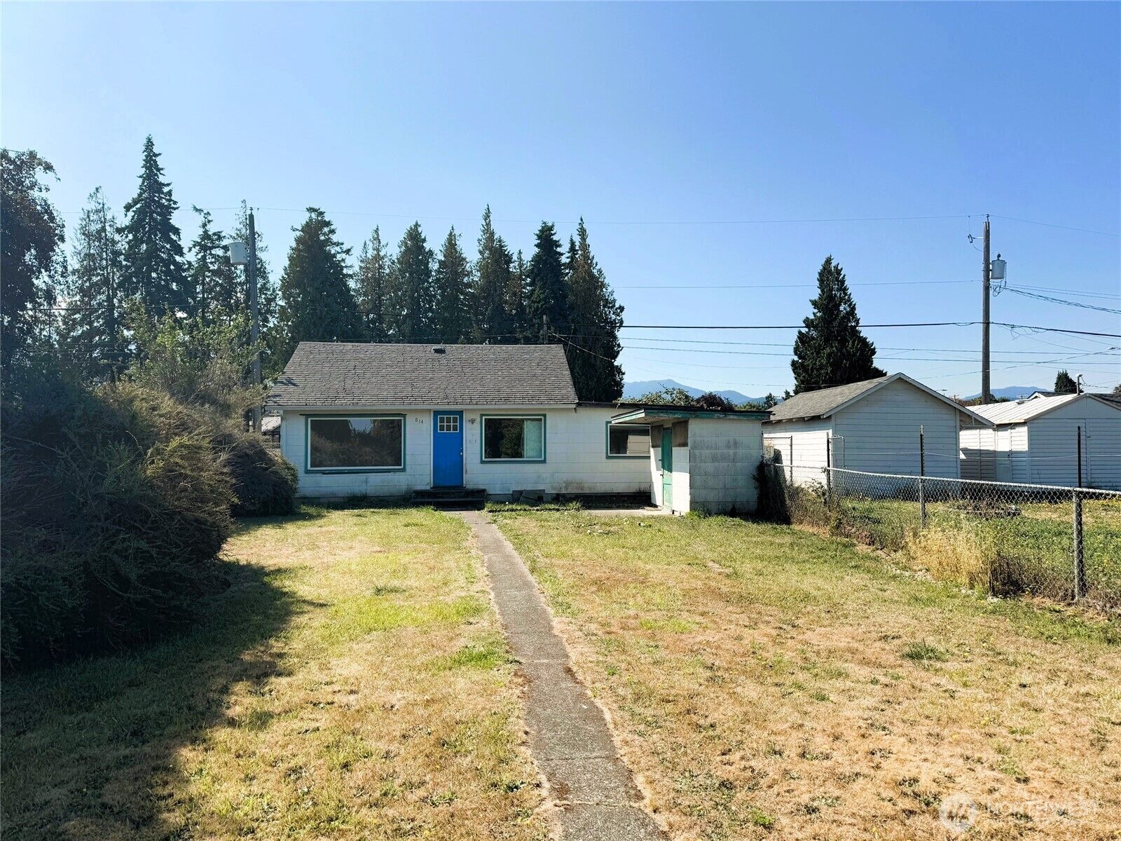 Property Photo: 814 E 2nd Street WA 98362
