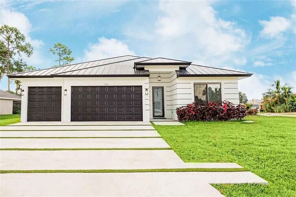 Property Photo: 1701 SW Cannon Avenue FL 34953