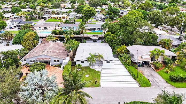 Property Photo: 2413 Gulfstream Ln FL 33312