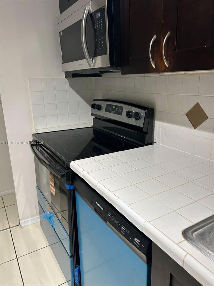 Property Photo: 7901 S Colony Cir S 210 FL 33321