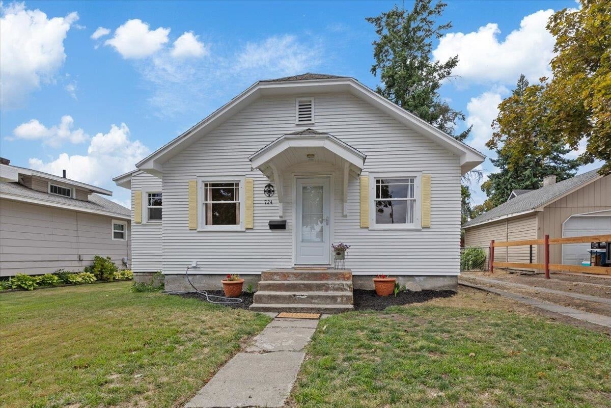Property Photo:  724 E Broad Ave  WA 99207 
