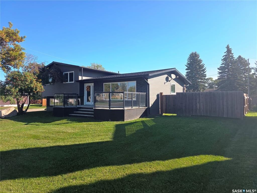 Property Photo:  302 8th Street E  SK S0A 4T0 