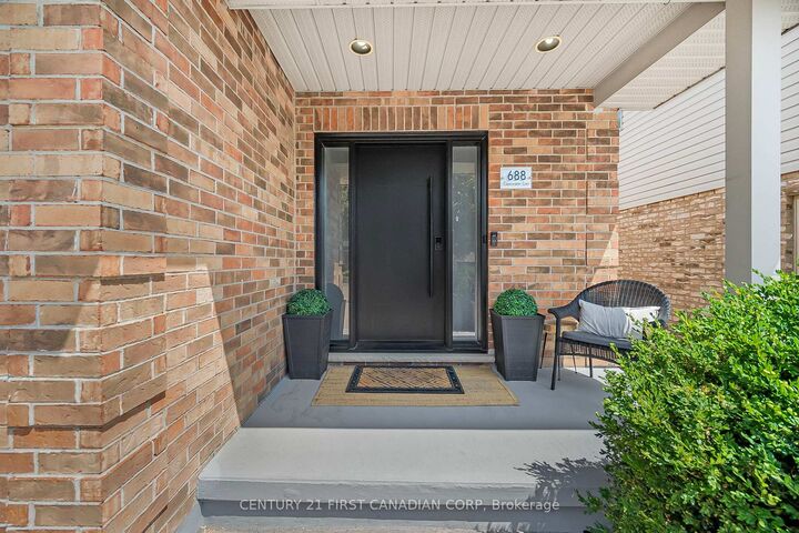 Photo de la propriété:  688 Clearwater Crescent  ON N5X 4J7 