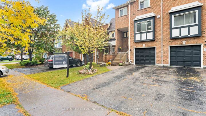 330 Sparrow Circle  Pickering ON L1V 6Y3 photo