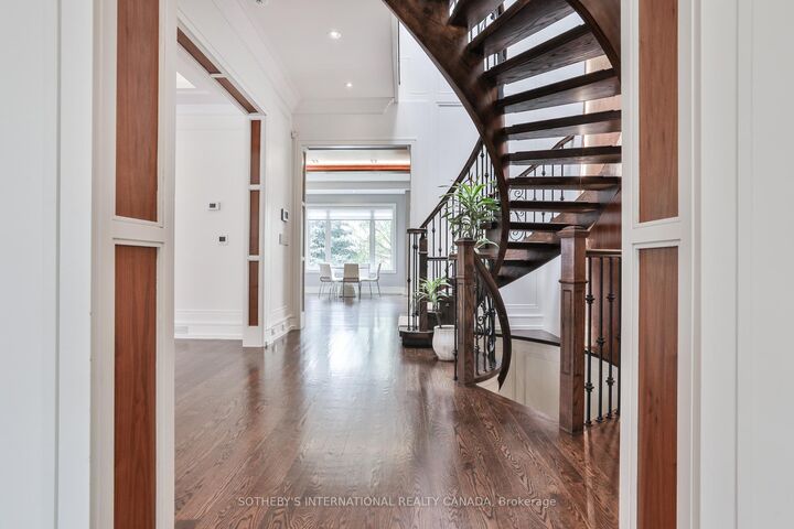 Photo de la propriété: 128 Park Home Avenue ON M2N 1W8