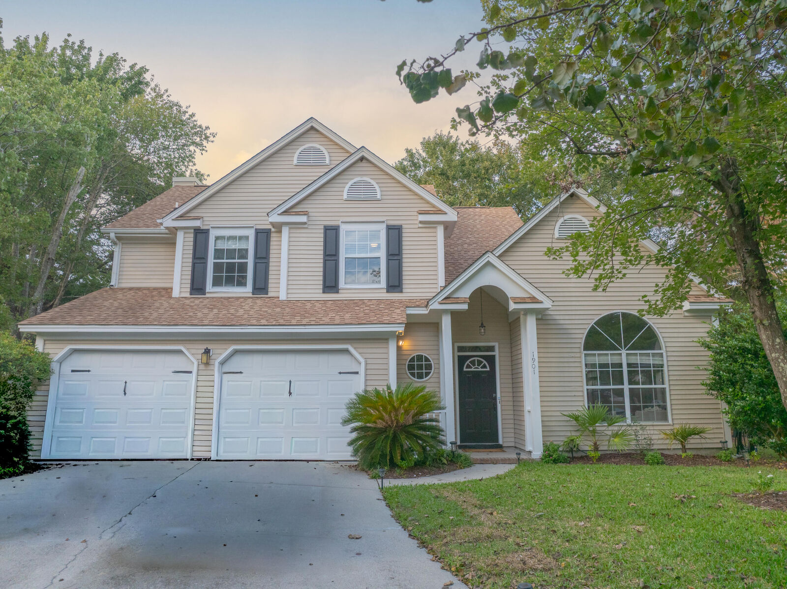 Property Photo:  1901 Oak Tree Lane  SC 29464 