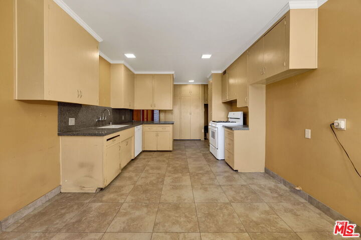 Property Photo: 7230 Outpost Cove Dr CA 90068