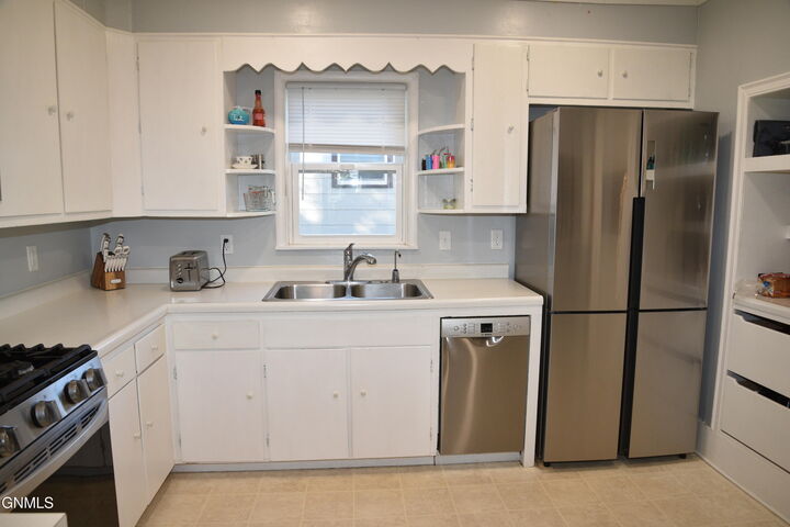 Property Photo:  413 1st Avenue SE  ND 58413 