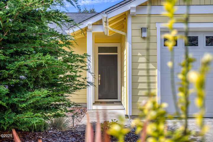 Property Photo:  3201 NW Mast Avenue  OR 97367 