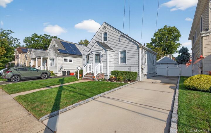 Property Photo:  1116 Mosefan Street  NY 11010 