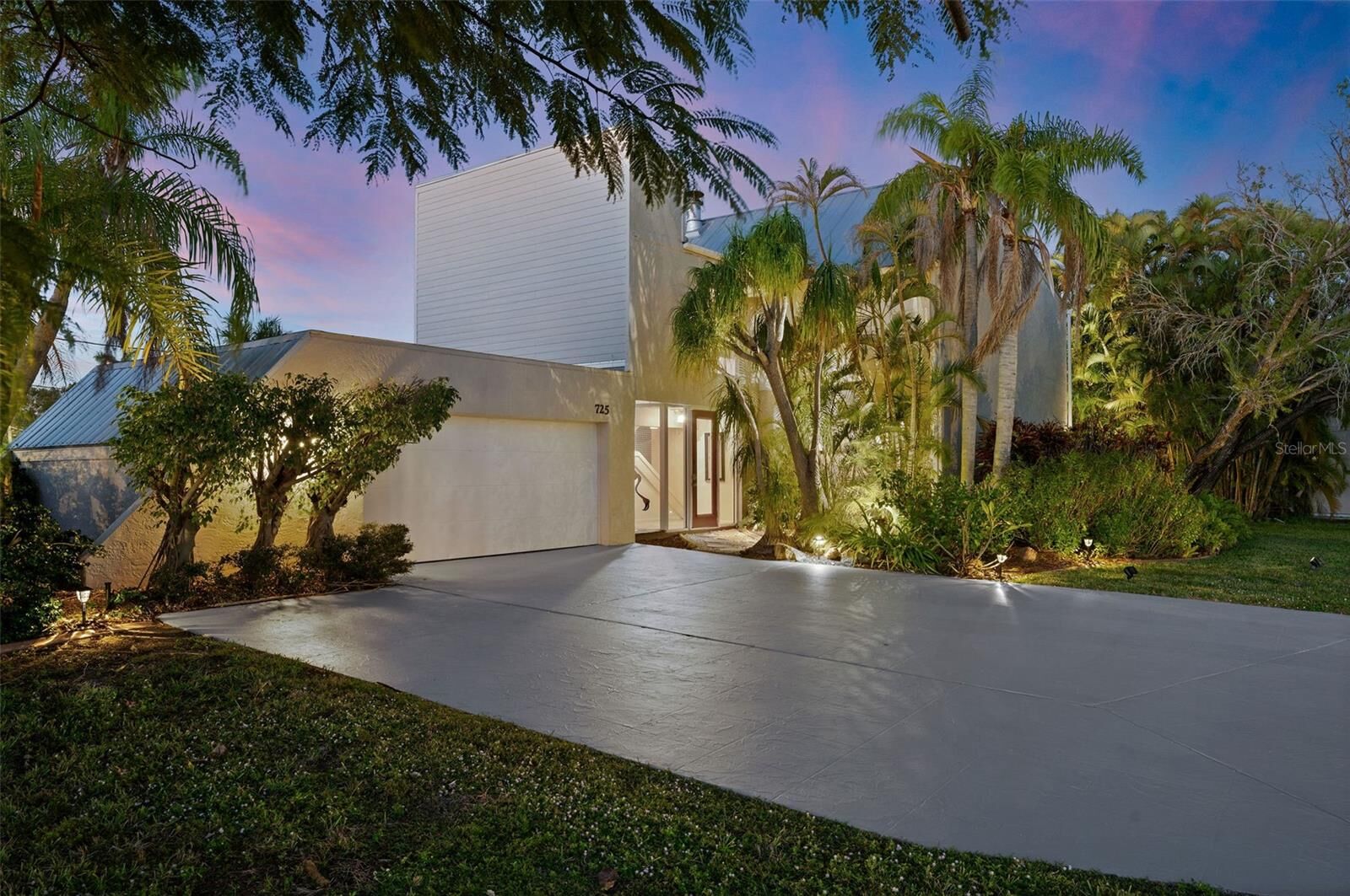 Property Photo:  725 El Dorado Parkway W  FL 33914 