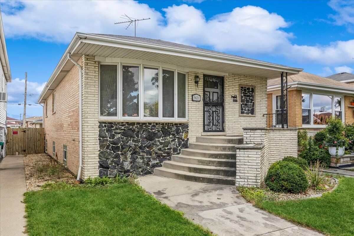 Property Photo:  5621 S Moody Avenue  IL 60638 