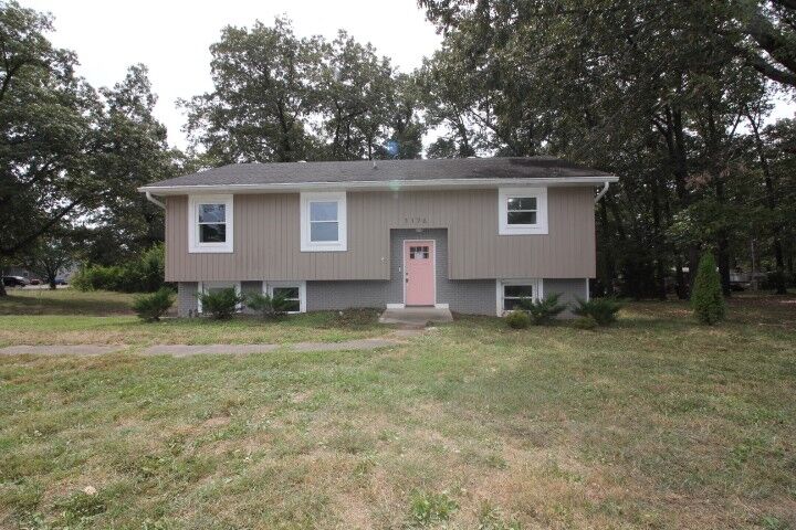 Property Photo:  1176 Lafayette Rd  TN 37042 