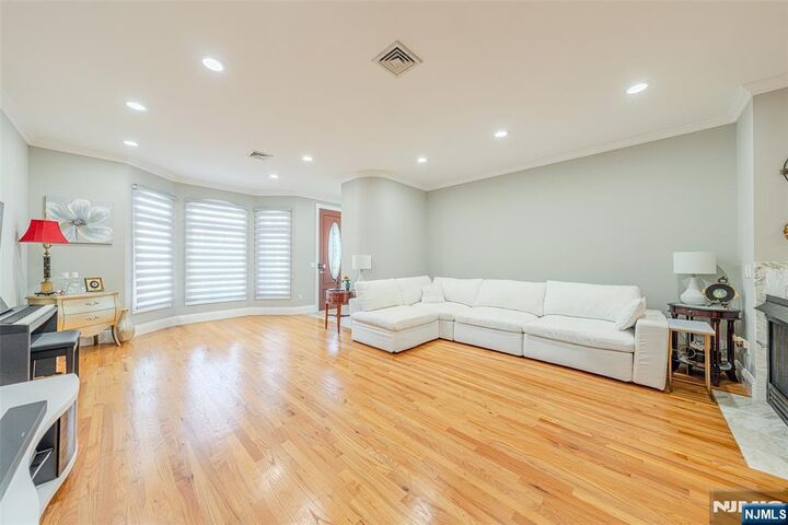 Property Photo:  236 Columbus Avenue 5  NJ 07650 