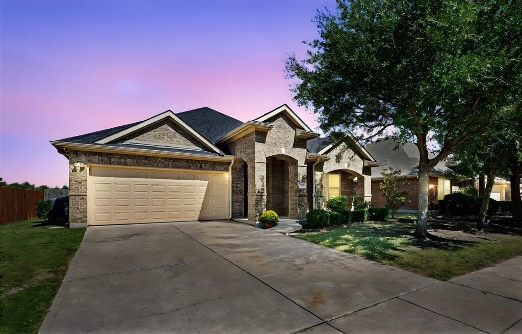 Property Photo: 2908 Glenoaks Drive TX 75189