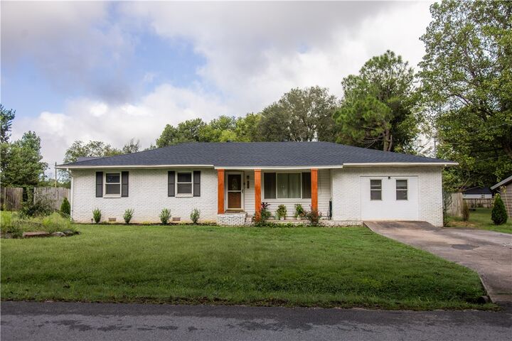 Property Photo: 304 S Summit Street AR 72753