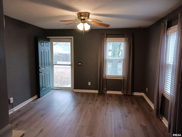 Property Photo: 1914 W Richwoods Boulevard IL 61604