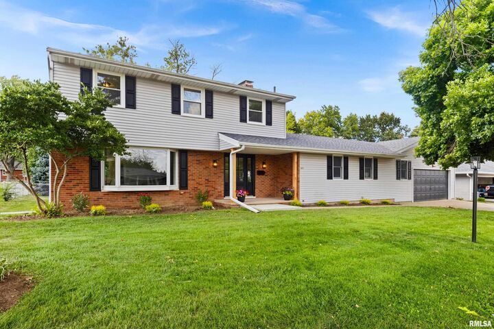 Property Photo:  1043 E Jefferson Street  IL 61550 