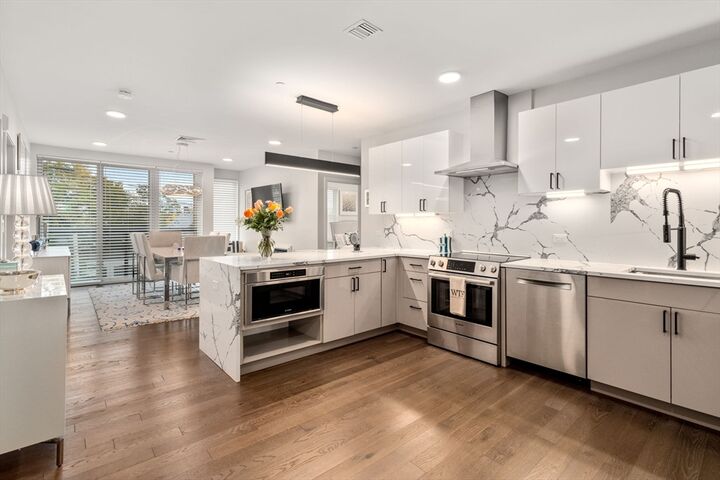 68 Los Angeles St Ph5  Newton MA 02458 photo