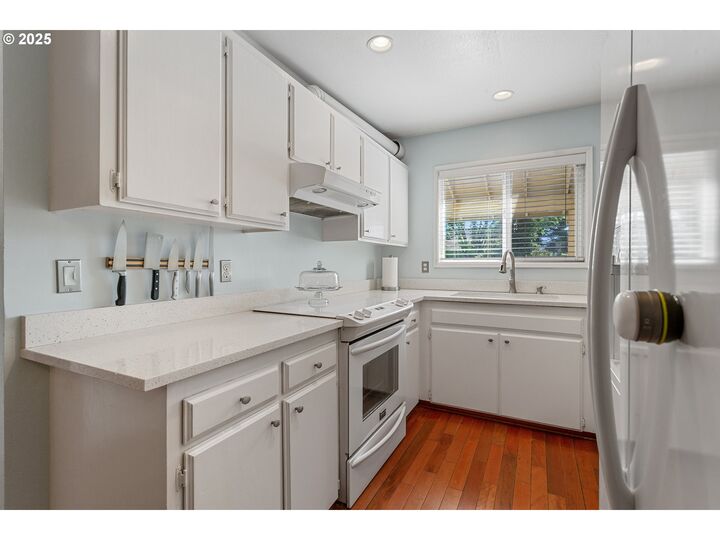 Property Photo: 413 N Hayden Bay Dr OR 97217