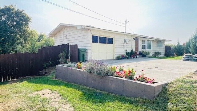 Property Photo:  1162  3rd Avenue N  WA 98840 
