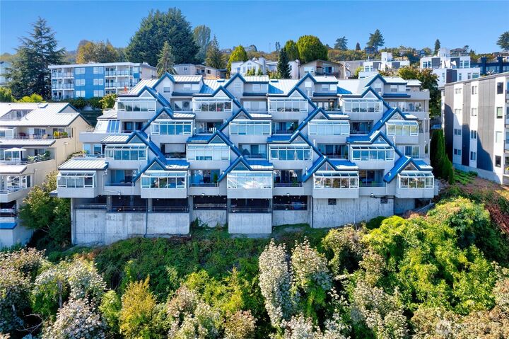 Property Photo:  2420  8th Avenue N 102  WA 98109