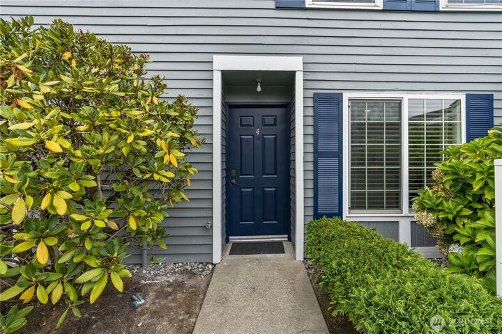 Property Photo: 5736 S 238th Court E4 WA 98032