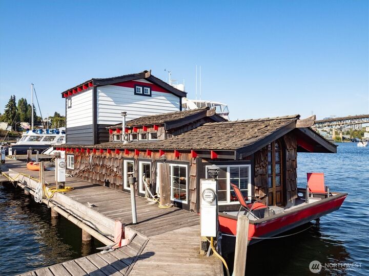 Property Photo:  2401 N Northlake Way L6  WA 98103 