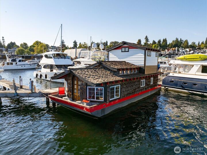 Property Photo:  2401 N Northlake Way L6  WA 98103 