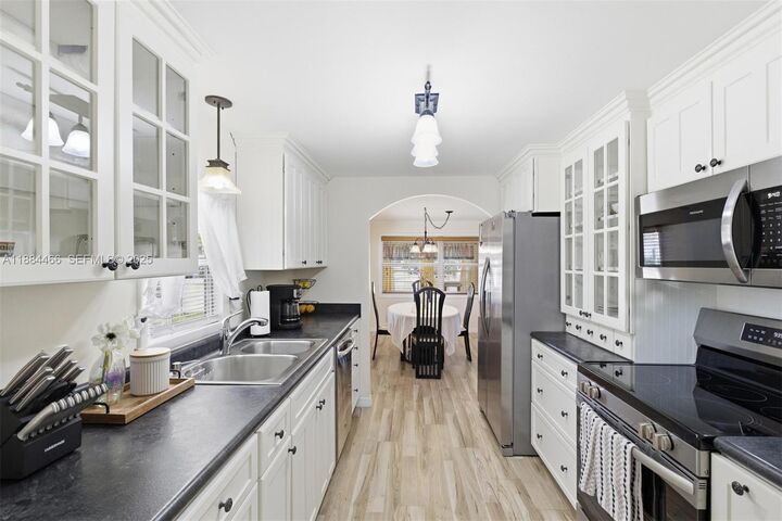 Property Photo:  5720 Lakeshore Dr  FL 33312 