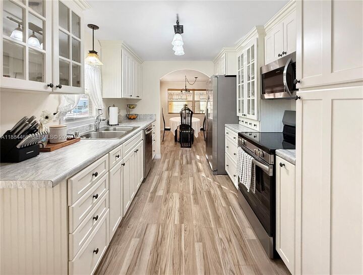 Property Photo: 5720 Lakeshore Dr FL 33312