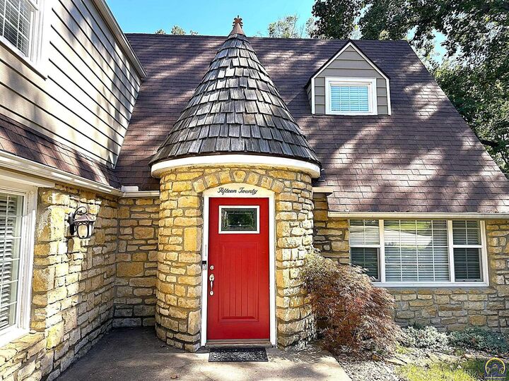 Property Photo: 1520 SW Oakley Ave KS 66604