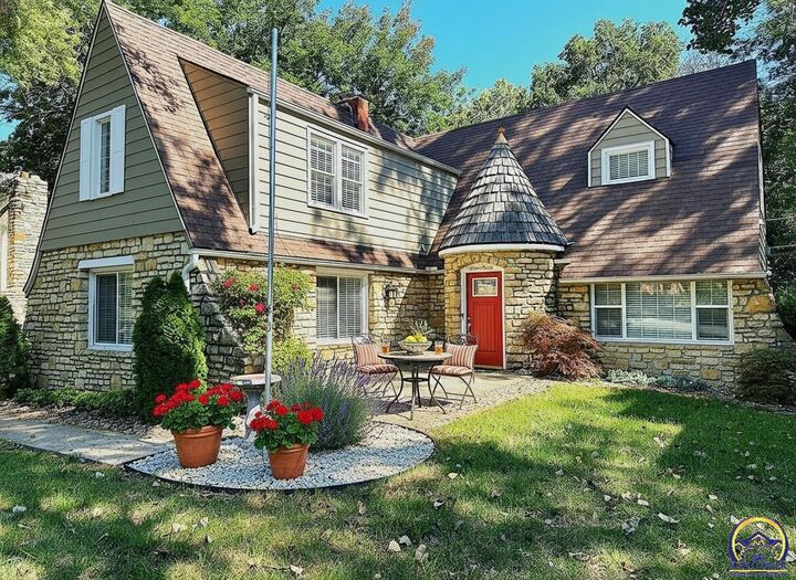 Property Photo:  1520 SW Oakley Ave  KS 66604 