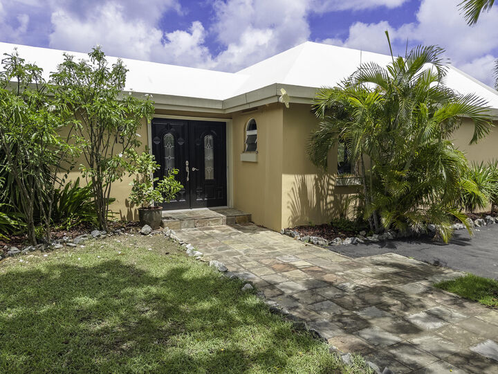 Property Photo: 13 Southgate Farm Ea VI 00820