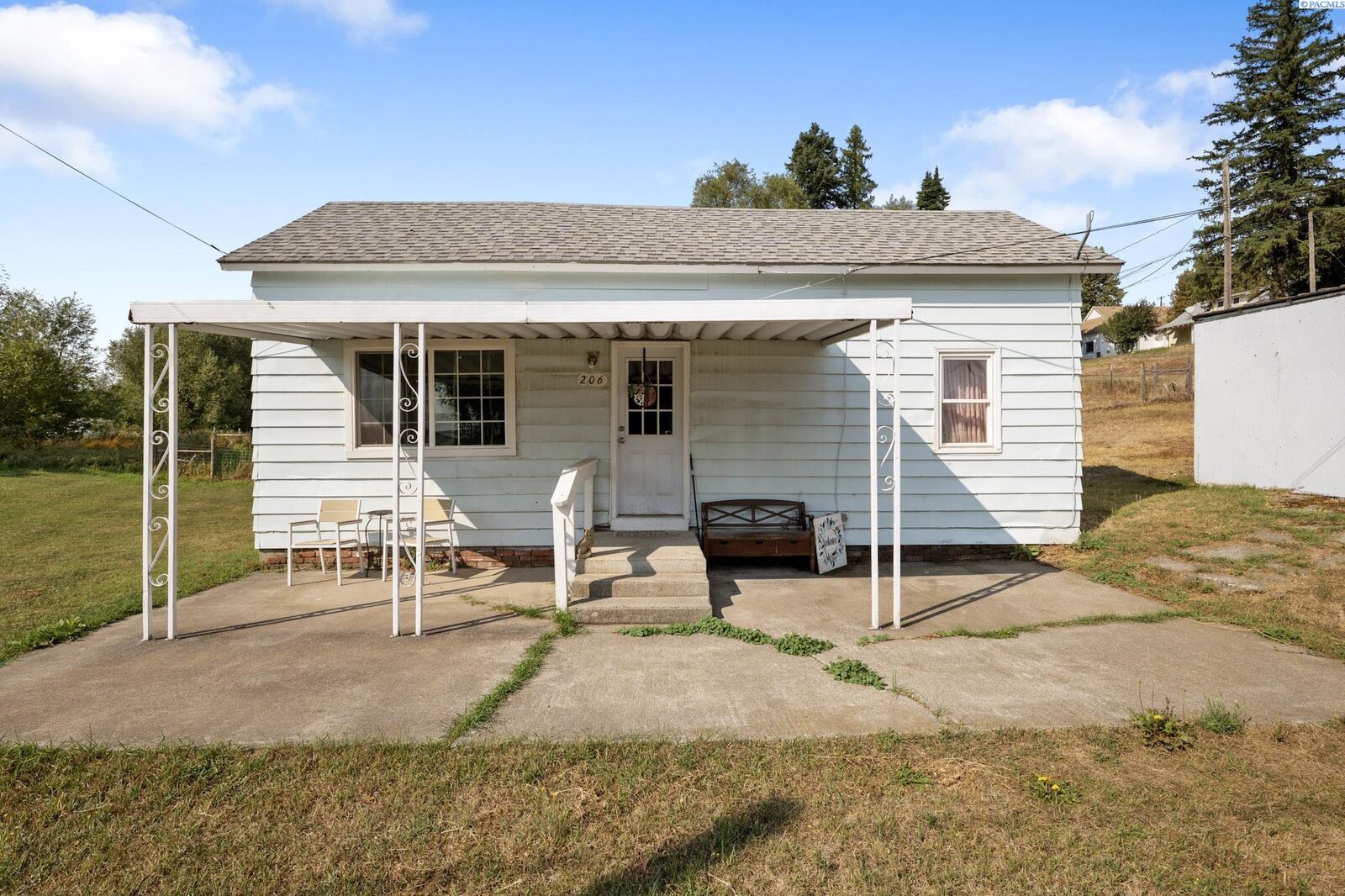 Property Photo:  206 N 3rd St.  WA 99158