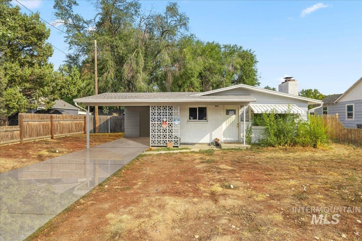 Property Photo:  1308 E Amity Ave  ID 83686 