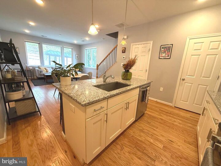 Property Photo:  102 S Pickett Street 101  VA 22304 