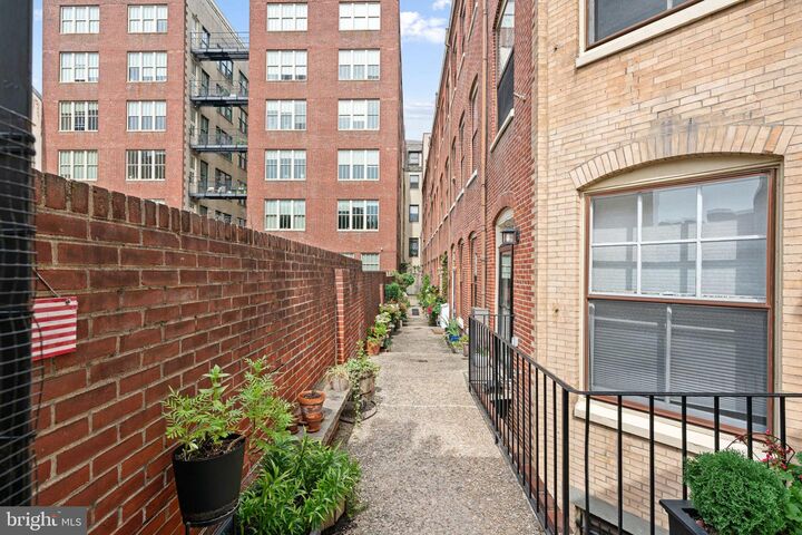 Property Photo:  2 Willings Alley Mews  PA 19106 