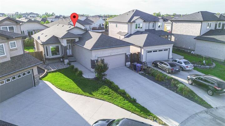 Property Photo:  34 Vander Graaf Place  MB R3W 0G1 